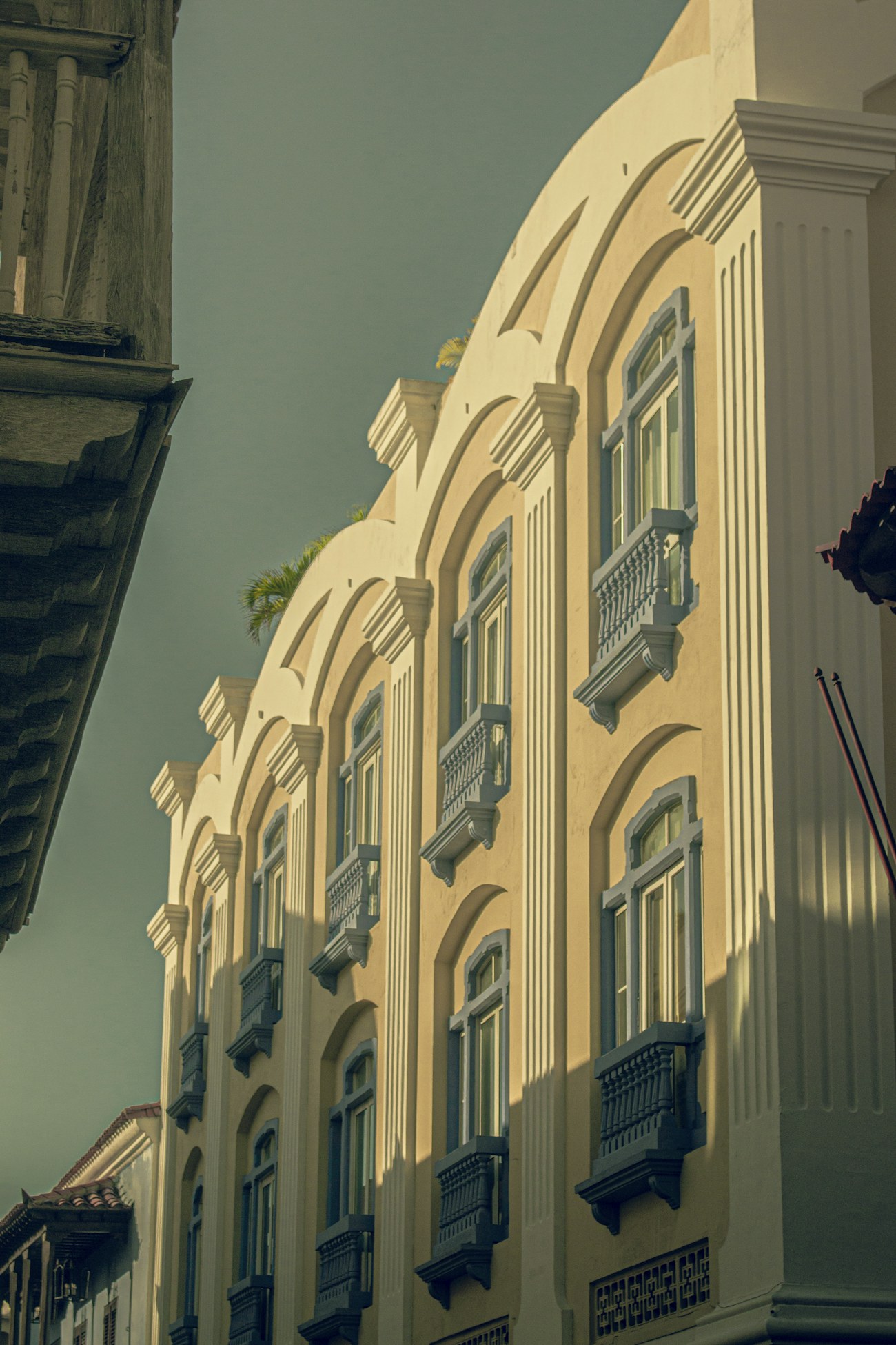 Fachada cartagenera con balcones y detalles arquitectónicos, fotografía editorial